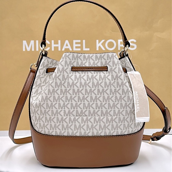 Michael Kors Reed Medium Belted Bucket Messenger Crossbody Handbag Vanilla MK - Picture 3 of 15
